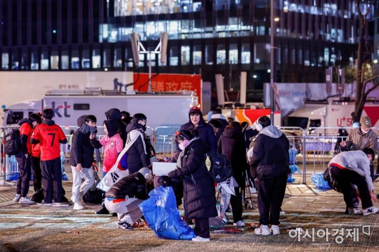[포토]머문자리 청소하는 시민들