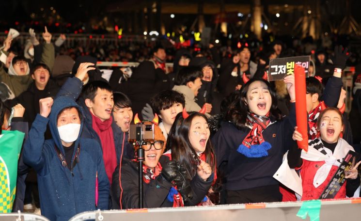 尹 "대표팀 고생 많았다…韓축구 못넘을 벽 없어, 근사한 4년 뒤 꿈꾸자"