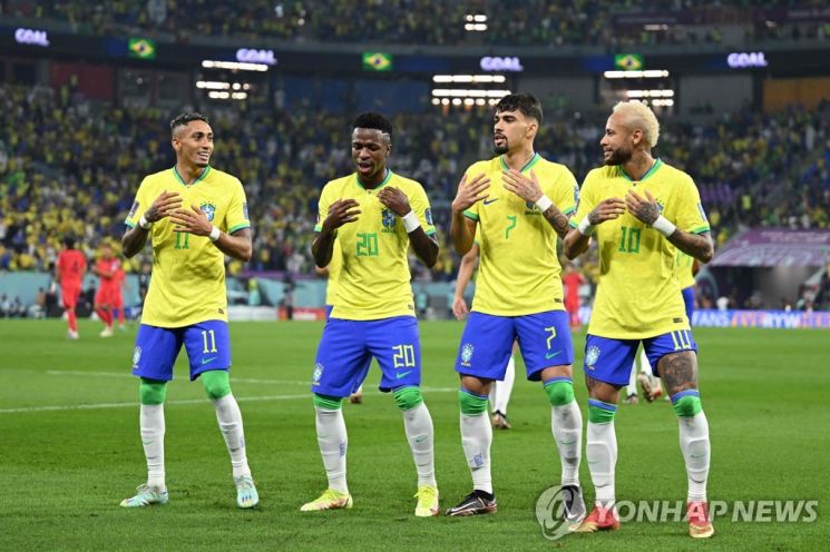 한국과 경기에서 댄스 세리머니를 펼치는 브라질 선수들. 사진=연합뉴스