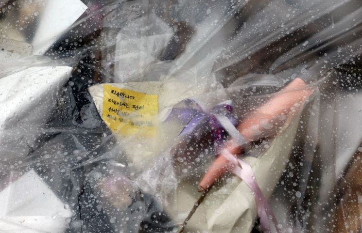 참사 한 달여가 지난 28일 이태원 사고 현장 추모 공간에 비를 피하기 위한 비닐이 덮여 있다. [이미지출처=연합뉴스]