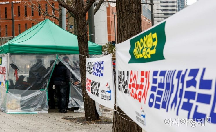 6일 서울 중구 현대오일뱅크서울사무소 앞에서 민주노총공공운수노조 화물연대 인천지역본부 소속 노동자들이 파업을 이어가고 있다./강진형 기자aymsdream@