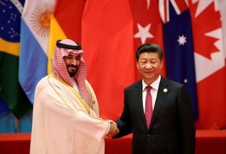 지난 2016년 9월, 중국 항저우에서 열렸던 주요20개국(G20) 정상회의에서 시진핑 중국 국가주석(오른쪽)과 무함마드 빈살만 사우디아라비아 왕세자(왼쪽)가 만나 인사하고 있다. 항저우=로이터·연합뉴스