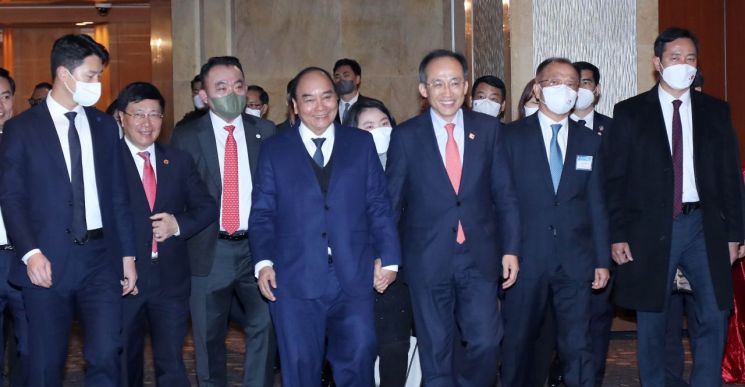 6일 응우옌 쑤언 푹 베트남 국가주석(왼쪽 네 번째)과 추경호 경제부총리(왼쪽 다섯 번째)가 한국-베트남 비즈니스 포럼장으로 입장하고 있다. 사진=대한상의 제공