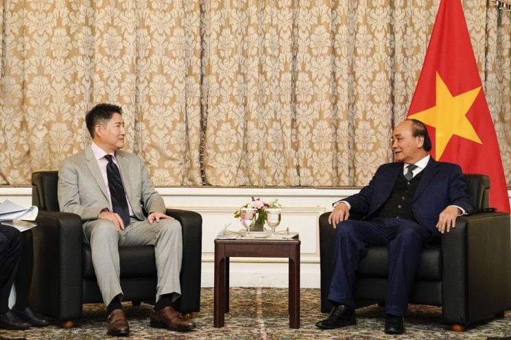 조현준 효성 회장(왼쪽)이 6일 응우옌 쑤언 푹 베트남 국가주석(오른쪽)을 만나 베트남에 지속적인 투자를 약속하는 등 사업확대 방안을 논의하고 있다. 사진제공=효성