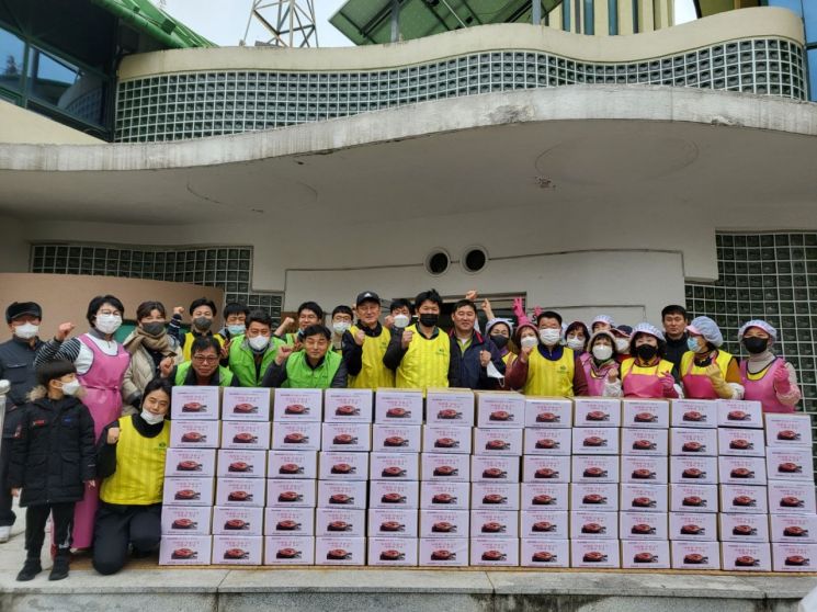 경남 창원특례시는 세아제강 창원공장 직원들과 ‘세아제강과 함께하는 따뜻한 겨울나기 사랑의 김장김치 나눔’ 행사를 열었다.