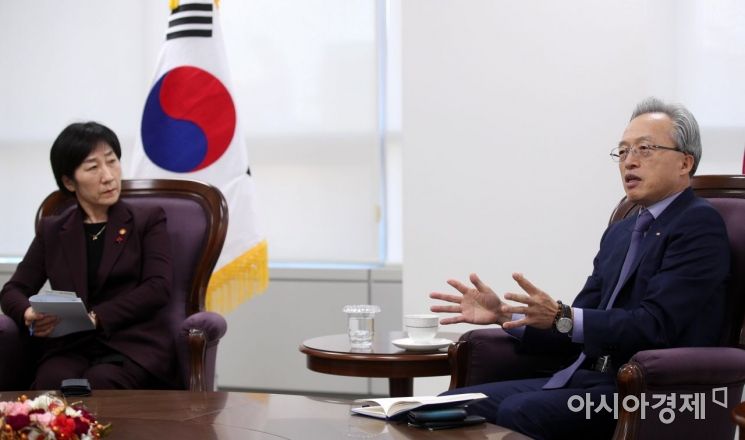 [포토] 환경부 장관 초청 간담회 하는 최진식 중견련 회장