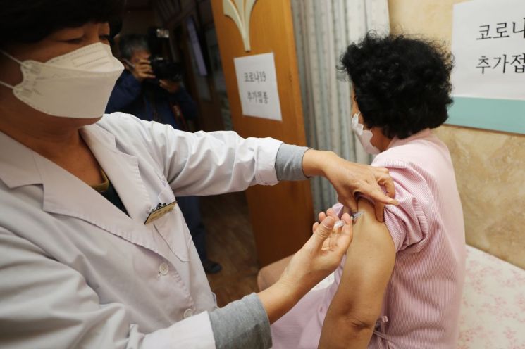 지난 10월11일 광주 북구 한 내과에서 코로나19 개량 백신 접종이 이뤄지고 있다. 사진=연합뉴스