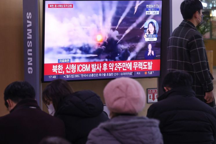 지난 5일 오후 서울역 대합실에서 시민들이 북한의 포탄 사격 관련 보도를 보고 있다. [이미지출처=연합뉴스]