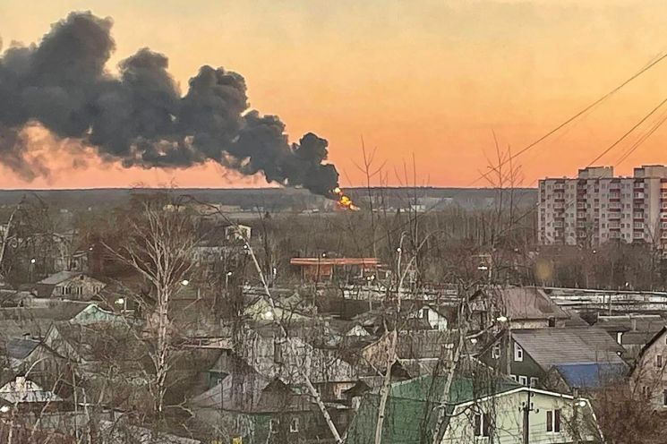 6일(현지시간) 우크라이나와 접경지대인 러시아 쿠르스크 지역 비행장의 연료탱크에 화재가 발생한 모습. 러시아군은 해당 연료탱크가 드론 공습을 받았다고 밝혔다. 쿠르스크= 타스·연합뉴스