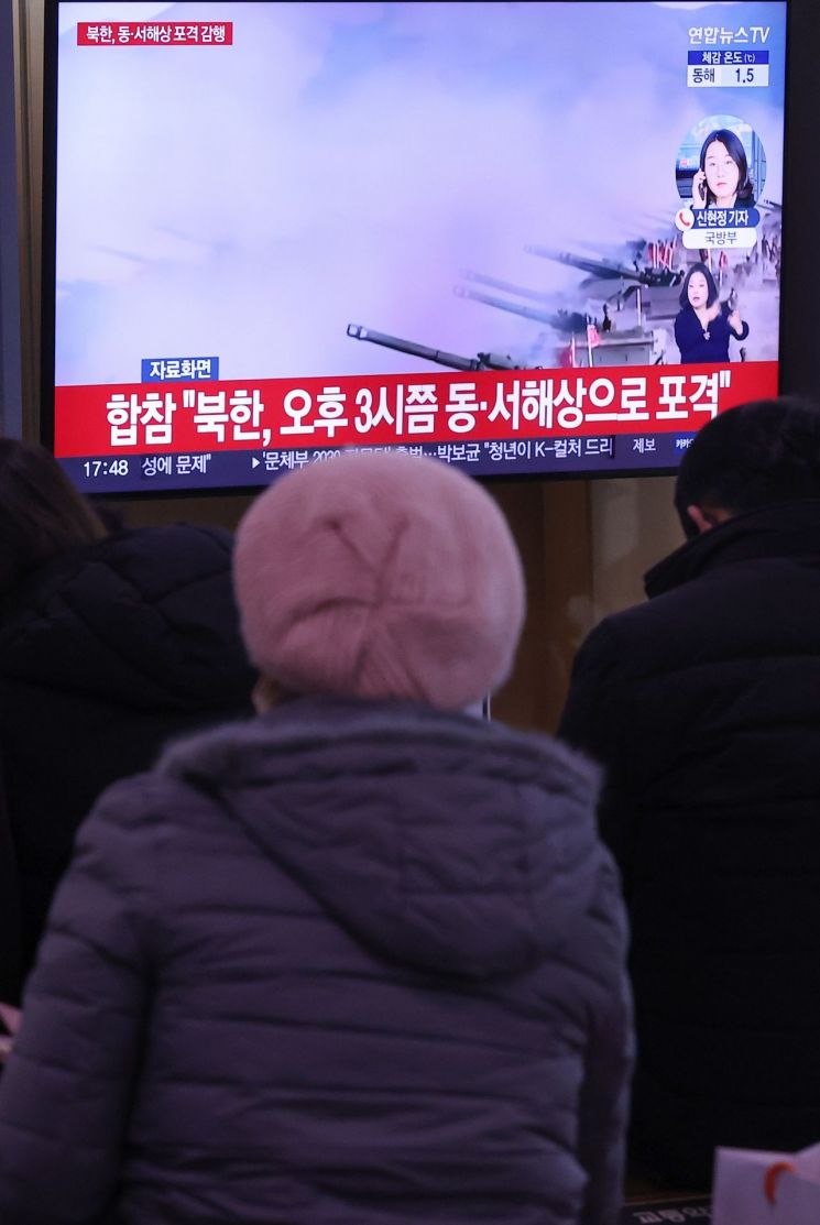 북한, 이틀째 동해안 완충구역 포사격…"더 공세적으로" 위협