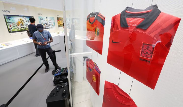 카타르 도하 FIFA팬 페스티벌 행사장 내 설치된 FIFA 박물관에 대한민국 대표팀 유니폼이 전시돼 있는 모습. 사진=연합뉴스