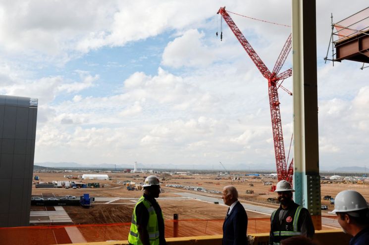 조 바이든 미국 대통령이 지난해 12월 TSMC 애리조나 반도체 공장 건설 현장을 둘러보고 있다. [이미지출처=로이터연합뉴스]