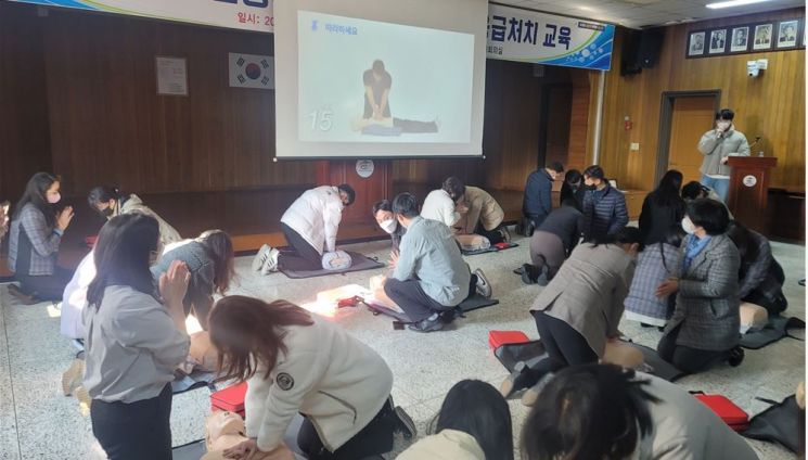 경남 창녕군 공무원들이 전문가로부터 CPR 교육을 받고 있다.[창녕군청 제공]