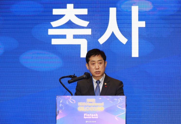 김주현 금융위원장이 7일 오전 서울 여의도 글래드호텔 블룸홀에서 스타트업 투자유치 활성화를 위한 산업은행 넥스트라운드 '핀테크스페셜 라운드' 행사에 참석해 정부의 디지털 금융혁신과 핀테크 활성화에 대한 정책방향을 설명하고 투자유치에 나선 핀테크 스타트업들을 격려했다.