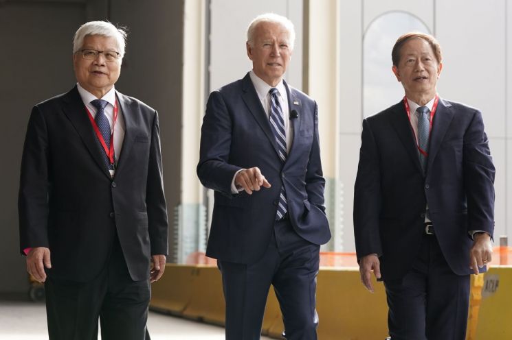 6일(현지시간) 대만 TSMC 애리조나주 피닉스 공장 건설 현장을 돌아보는 조 바이든 미국 대통령(가운데)과 류더인 TSMC 회장(오른쪽), C.C. 웨이 최고경영자(CEO) [이미지출처=연합뉴스]
