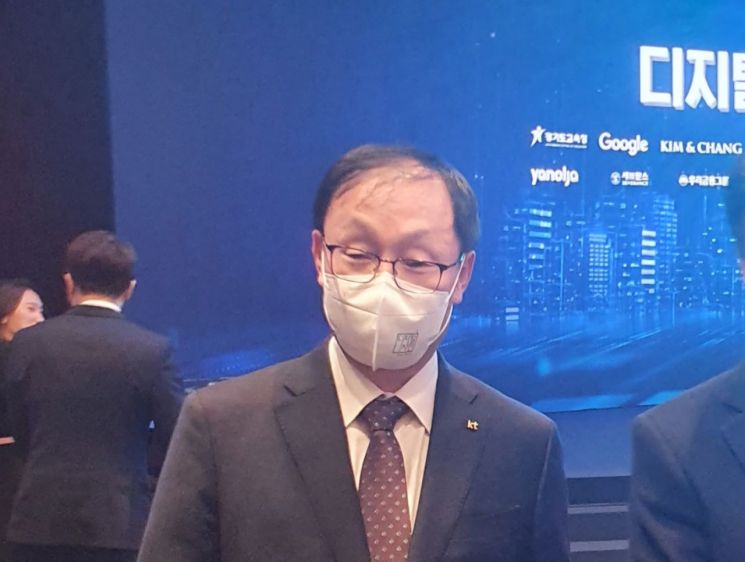 구현모 KT 대표가 7일 디지털 시민 원팀 출범식 행사가 끝난 뒤 기자들의 질문에 답변하고 있다.