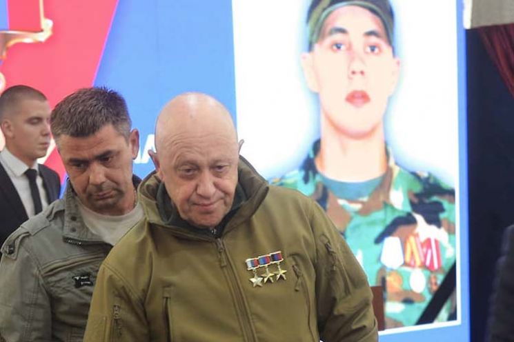 지난 11월 모스크바에서 열린 우크라이나 전쟁 러시아 전몰장병 장례식에 참석한 예브게니 프리고진의 모습. [이미지출처=코메르산트]