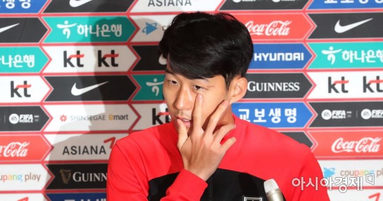 12년 만의 월드컵 16강 진출을 이룬 한국 축구대표팀의 파울루 벤투 감독과 선수들이 7일 오후 인천국제공항을 통해 귀국했다. 손흥민이 귀국 인터뷰를 하며 눈 옆 수술자국을 만지고 있다. /허영한 기자 younghan@