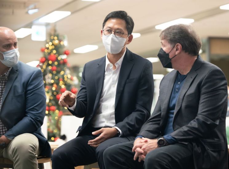 배경훈 LG 인공지능(AI)연구원장(가운데)이 연구원에 방문한 폴 헤네시 셔터스톡 최고경영자(CEO·오른쪽)와 이야기를 나누는 모습.(사진제공=LG)