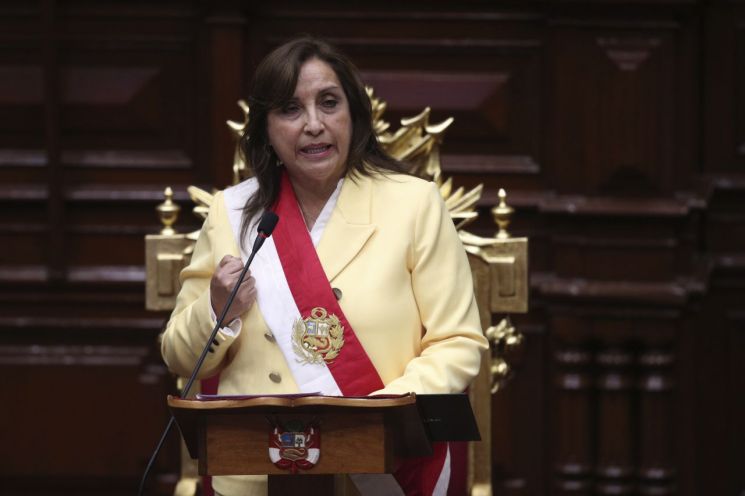 7일(현지시간) 페루의 첫 여성 대통령으로 취임한 디나 볼루아르테 부통령 [이미지출처=AP연합뉴스]