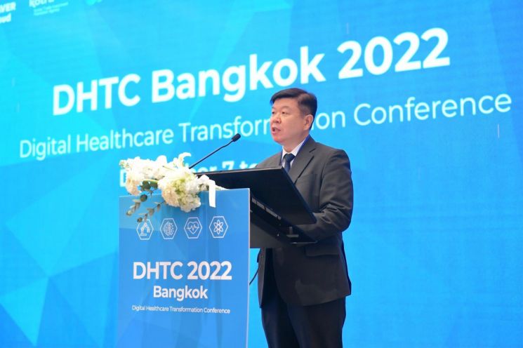 KOTRA는 네이버클라우드와 함께 7~8일 태국 수도 방콕에서 '디지털 헬스케어 혁신 컨퍼런스(DHTC) 2022'를 개최했다. 이희상 KOTRA 방콕무역관장이 인사말을 하는 모습.(사진제공=KOTRA)
