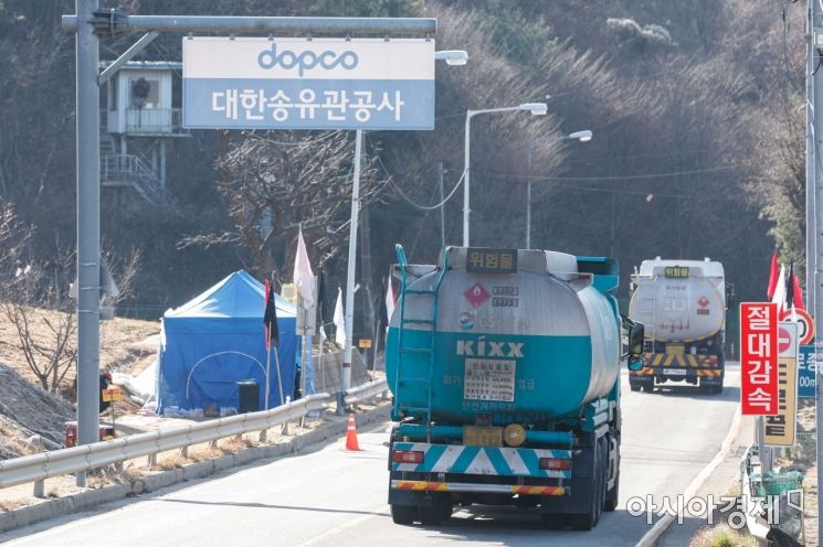 경북 경산 송유관공사 옥외탱크 폭발…"불길은 잦아들어"(상보)