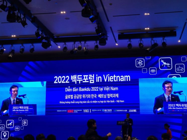 최경수 삼성전자 상무가 8일(현지시각) 베트남 다낭에서 열린 '2022 백두포럼'에서 '삼성의 베트남 부품산업 육성 지원 현황'을 소개하고 있다.