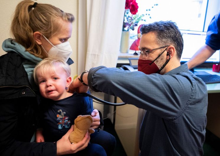 지난 1일(현지시간) 독일의 한 병원에서 호흡기세포융합바이러스(RSV) 감염 검사를 받는 어린이. 사진=로이터연합뉴스