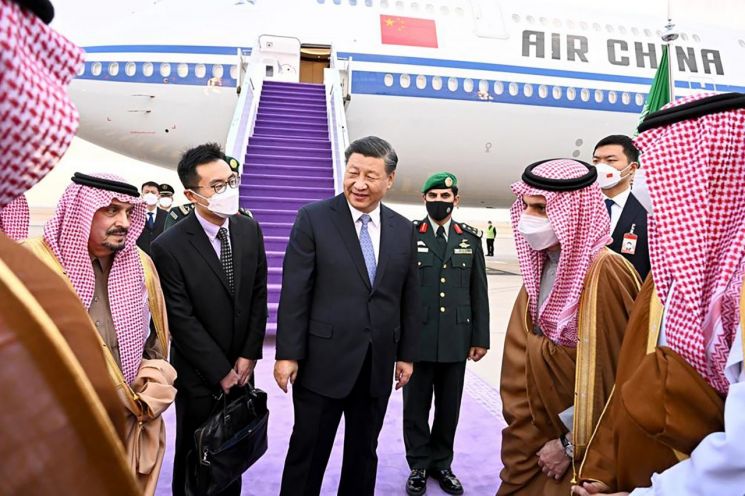 사우디 방문한 시진핑, 레드카펫 아닌 '보라색' 카펫 밟은 이유