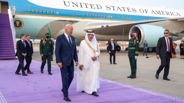 지난 7월 조 바이든 대통령이 사우디 순방 당시 제다의 킹압둘아지즈 국제공항에 도착한 모습. 당시에도 보라색 융단이 깔렸다. 제다= AP·연합뉴스