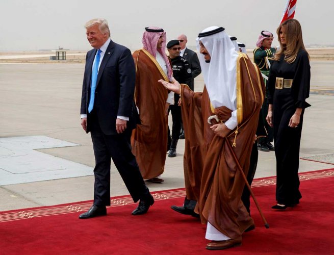 지난 2017년 5월, 도널드 트럼프 당시 미국 대통령이 사우디를 방문했을 때는 레드카펫이 깔렸다. 리야드=AP·연합뉴스