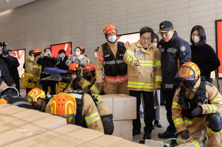 김동연 경기도지사가 8일 수원역 롯데몰 수원점에서 열린 사회재난 합동훈련에 참가해 훈련 관계자와 이야기를 나누고 있다. 사진=경기도청 제공