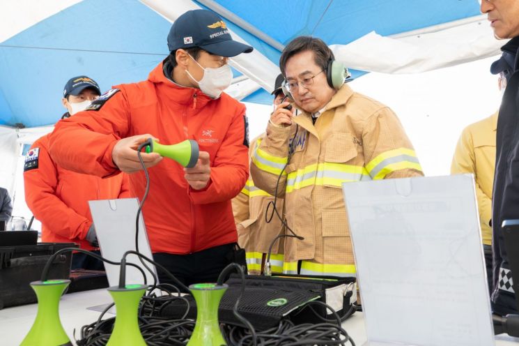 김동연 경기도지사가 8일 수원역 롯데몰 수원점에서 열린 '사회재난 합동훈련'에 참가해 훈련 관계자로부터 재난 장바에 대한 설명을 듣고 있다. 사진=경기도청 제공