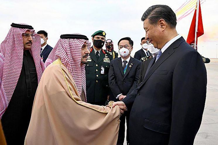 사우디 방문 시진핑 "외부간섭 함께 반대…국책사업 연계 강화"