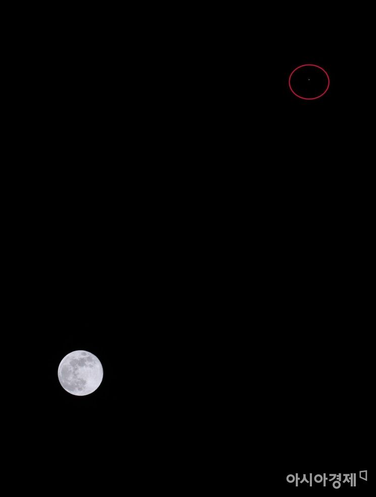 [포토] 태양-지구-달-화성 일직선...보름달 옆 붉은 별 '화성' 관측