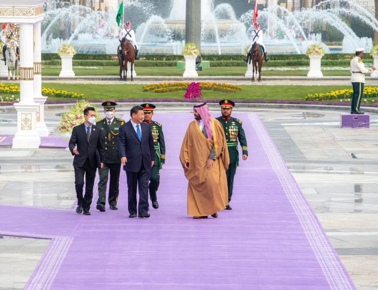 8일(현지시간) 시진핑 중국 국가주석이 무함마드 빈살만 사우디 왕세자의 영접을 받으며 사우디 왕궁으로 들어가고 있다. 리디야=로이터·연합뉴스