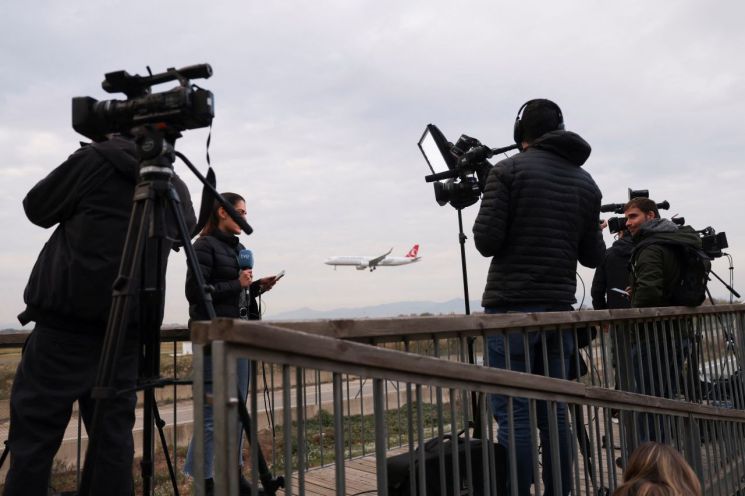 7일(현지시간) 스페인 바르셀로나 엘프라트 공항에서 승객 도주 사건을 보도하고 있는 취재진의 모습. 사진=로이터·연합뉴스