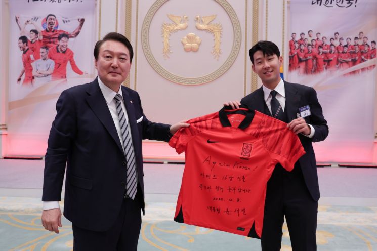 尹대통령, 축구대표팀 환영 만찬…"'꺾이지 않는 마음' 큰 울림"