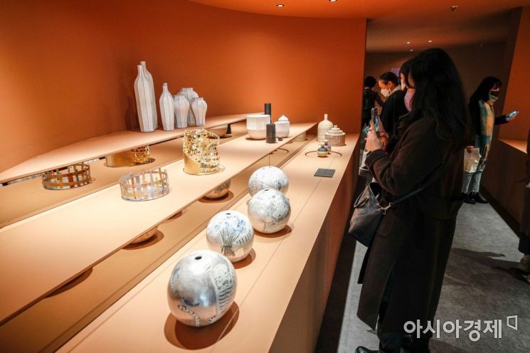 9일 서울 강남구 코엑스에서 열린 '2022 공예트렌드페어'에 참가한 관람객들이 공예 전시품을 보고 있다./강진형 기자aymsdream@