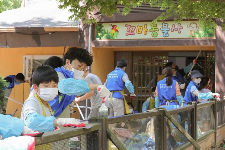 동아제약 임직원들이 서울대공원 동물원에서 봉사활동을 하고 있다. (사진=동아제약 제공)