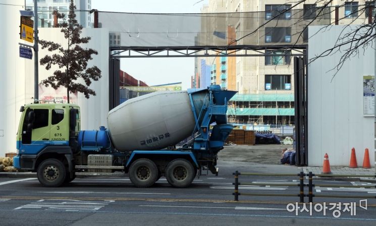 서울의 한 건축 공사장 앞에 레미콘 트럭이 지나가고 있다. /허영한 기자 younghan@