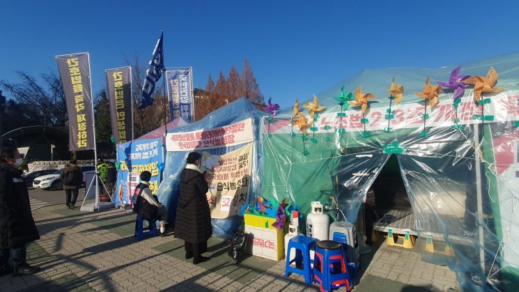 텐트·깃발·현수막 빽빽…국회 앞 ‘농성 천국’ 된 이유