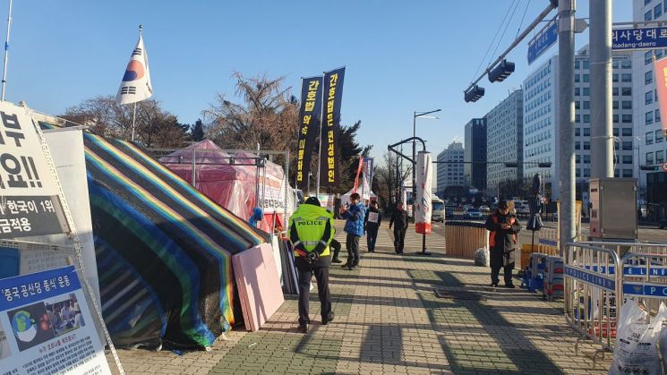 텐트·깃발·현수막 빽빽…국회 앞 ‘농성 천국’ 된 이유