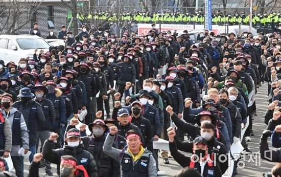 텐트·깃발·현수막 빽빽…국회 앞 ‘농성 천국’ 된 이유