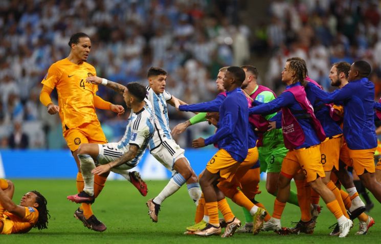 10일 오전 4시 카타르 루사일 스타디움에서 열린 2022 카타르 월드컵 8강전에서 아르헨티나와 네덜란드 선수들 간 신경전이 벌어졌다. 사진=로이터연합뉴스