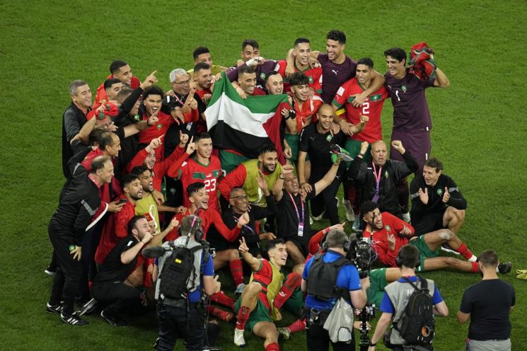 모로코 축구 대표팀이 스페인을 꺾은 후 기념 촬영을 하고 있다. ＜사진=AP연합＞