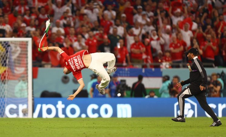 월드컵 8강전도 멈췄다…그라운드로 뛰어드는 관중들, 왜?