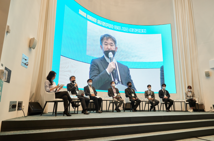 지난 9일 서울 드래곤시티에서 열린 '2022 융합형 의사과학자 양성 사업 성과교류회'에서 참석자들이 '의사과학자 양성 및 연구 생태계 개선'이라는 주제로 패널토론을 하고 있다.