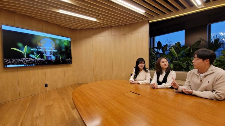 SK이노베이션 구성원들이 서울 종로구 SK서린빌딩에서 SK이노베이션의 새 홈페이지를 보고 있다. 사진=SK이노베이션 제공