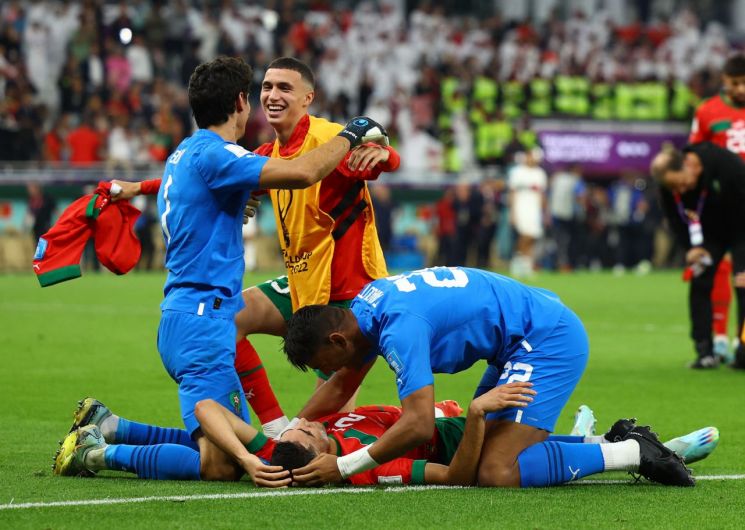 모로코 축구 대표팀 선수들이 11일(한국시간) 카타르 도하의 앗수마마 스타디움에서 열린 2022 카타르 월드컵 8강전에서 포르투갈을 1대0으로 격파한 후 기뻐하고 있다. 사진=로이터연합뉴스